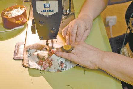 De la moda pasó a hacer mascarillas