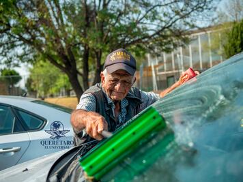 "El Abuelito" desafía la edad con trabajo
