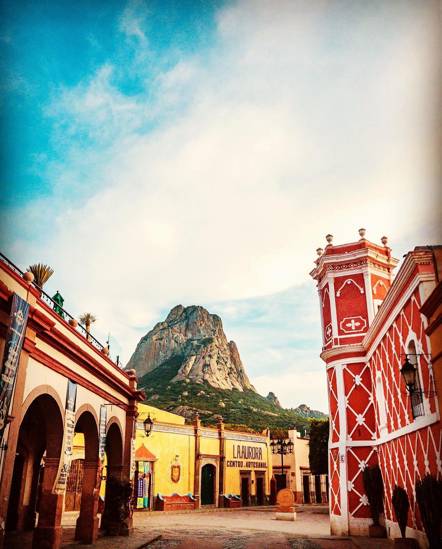Peña de Bernal. Foto: FB, Hotel Parador Vernal