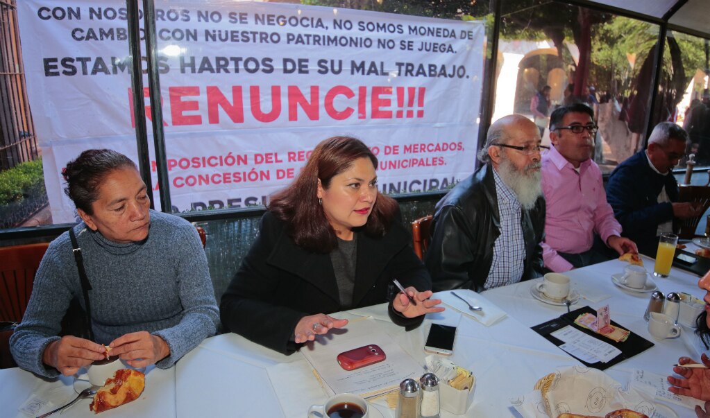 Piden a locatarios no politizar tema