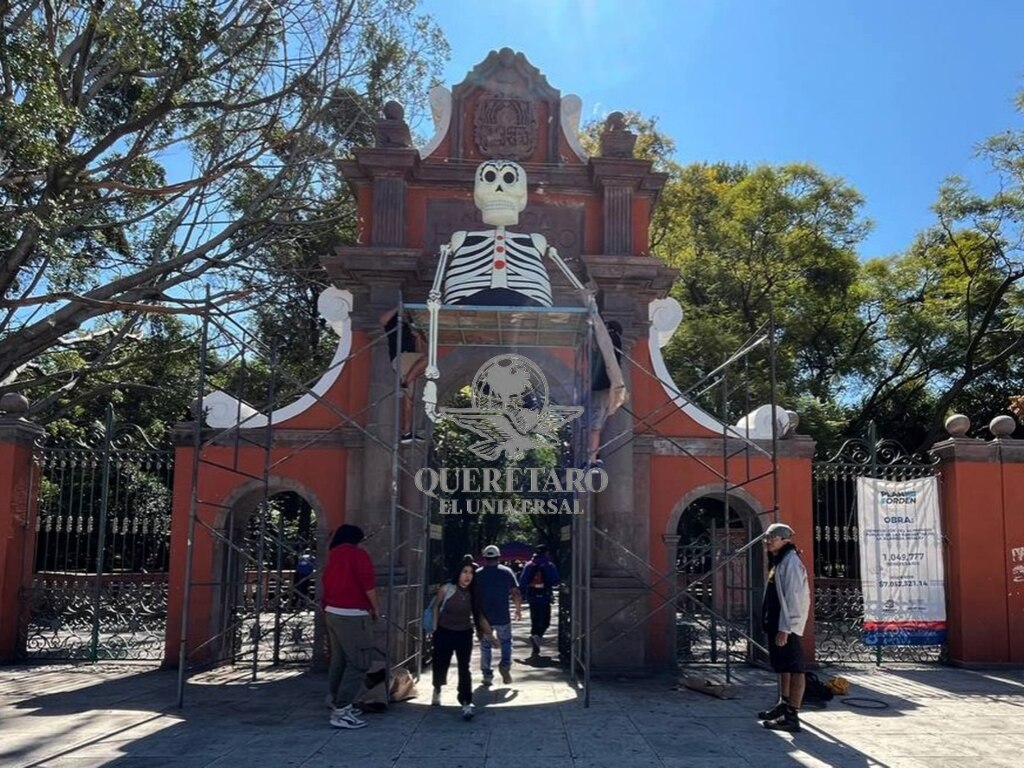 Mundo al Revés decoró con calaveras la Alameda