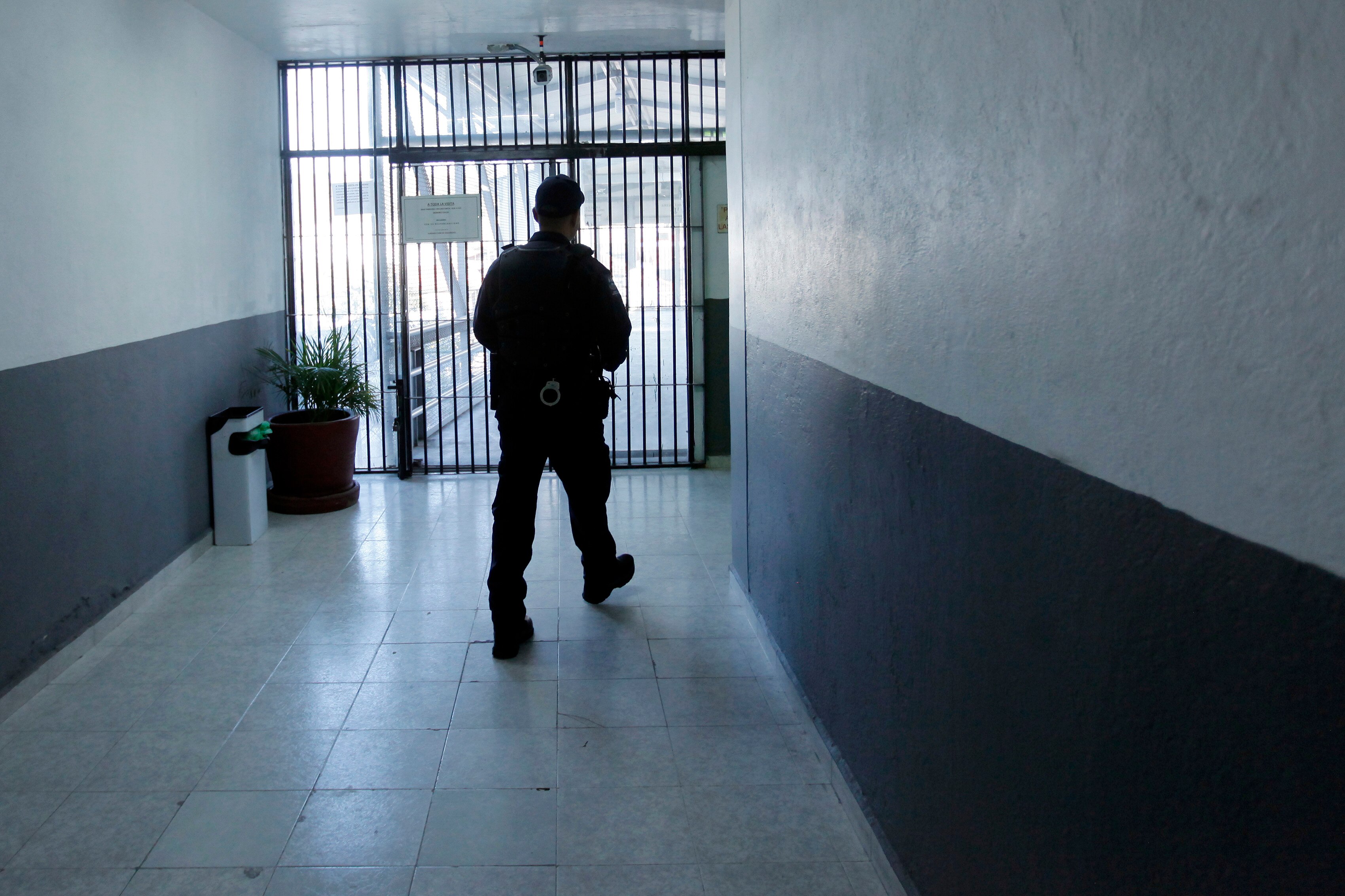 Hombre se suicida en la cárcel de San Juan del Río