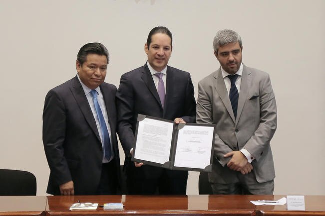 El gobernador Francisco Domínguez fue testigo de honor del convenio firmado entre la UTEQ y Siemens PLM (GONZALO IBÁÑEZ. EL UNIVERSAL)