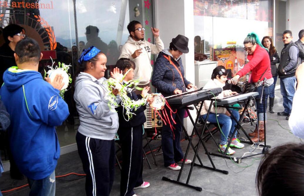 Actualmente, participa en el proyecto Sonidos que Transforman, del Sistema DIF de San Juan del Río, que consiste en llevar talleres de iniciación musical a comunidades de escaso recursos y así alejar a los jóvenes de conductas de riesgo. (MARTHA ROMERO. )