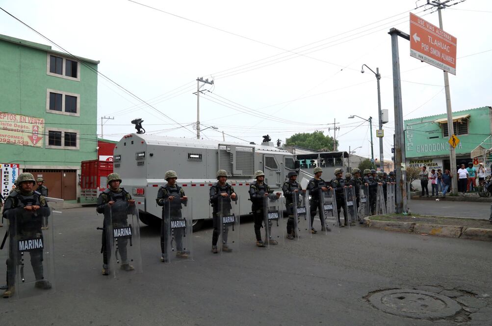 Elementos de la Marina montan guardia durante un operativo en la delegación Tláhuac, en la Ciudad de México (Foto: Xinhua)