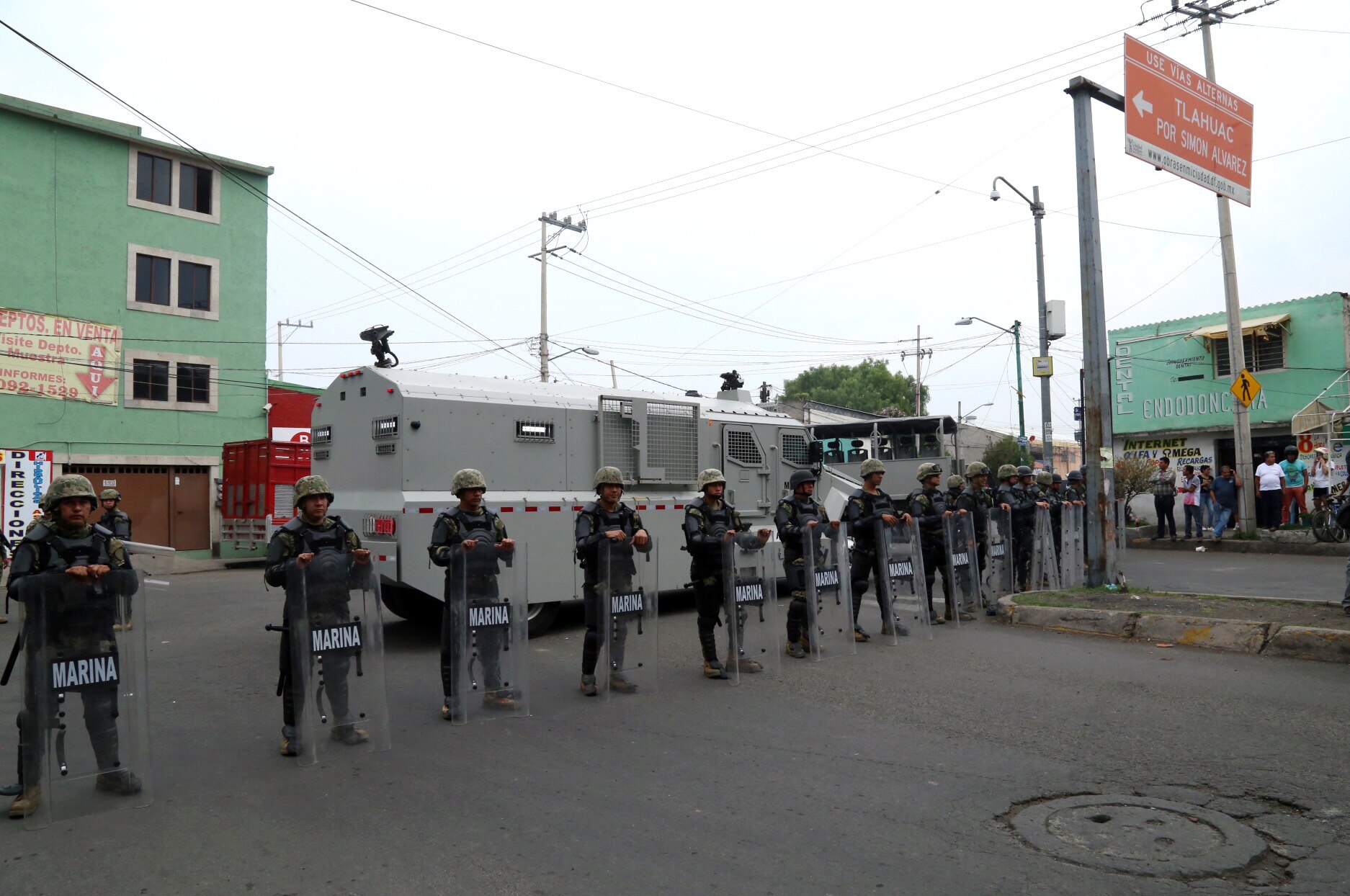 Elementos de la Marina montan guardia durante un operativo en la delegación Tláhuac, en la Ciudad de México (Foto: Xinhua)