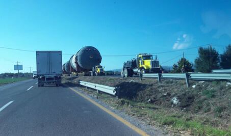 Calderas gigantes transitan por la carretera 57