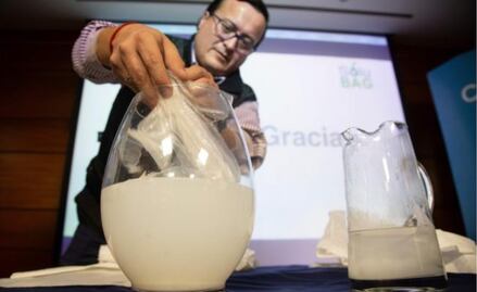 Chilenos fabrican bolsas de plástico que se disuelven en agua y no contaminan