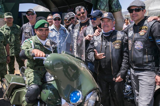 Motociclistas ruedan junto al Ejército Mexicano