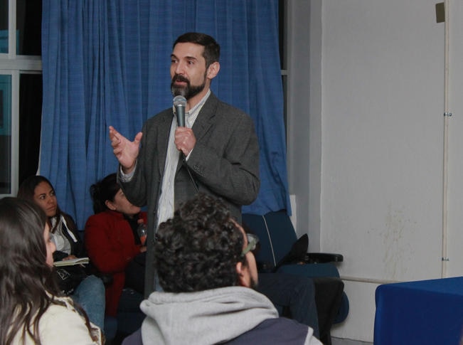 Imparten en la UAQ conferencia sobre los memes en la sociedad