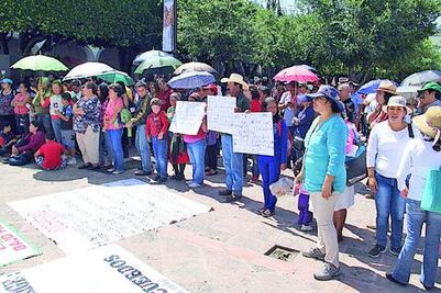 Cierran escuela  en apoyo a  profesora despedida en SJR