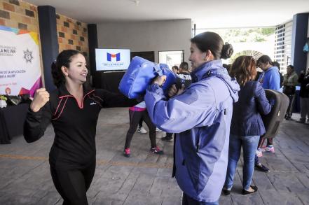 Instruyen a mujeres para defenderse de agresiones 