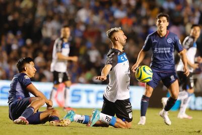 La Máquina arrolla a los Gallos Blancos