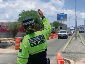 Faltan semáforos en el Paseo 5 de Febrero; agentes de movilidad apoyan 