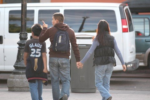 Retiran a 60 niños de sus familiares