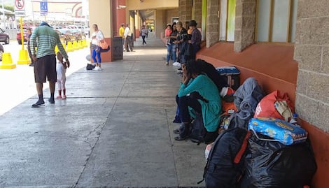 Terminal de Autobuses de Querétaro, zona de descanso para migrantes originarios de Haití