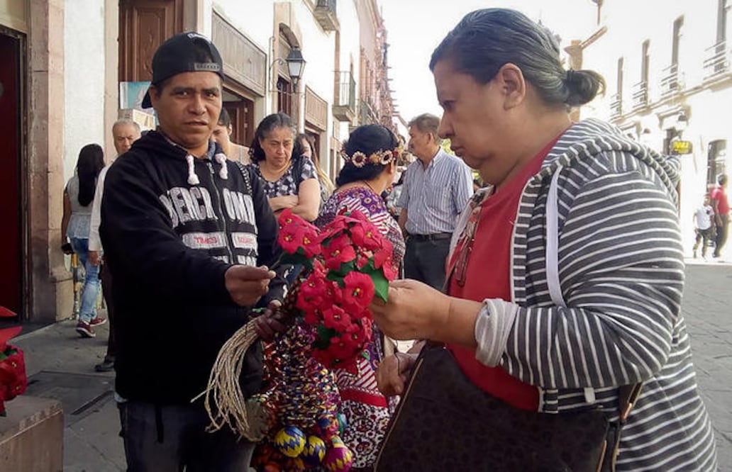 Cientos de comerciantes ofrecen sus artesanías en calles de la ciudad por la llegada de la época decembrina, donde los queretanos visitan algunas plazas para admirar los juegos de luces que fueron colocados en diferentes puntos del Centro Histórico.