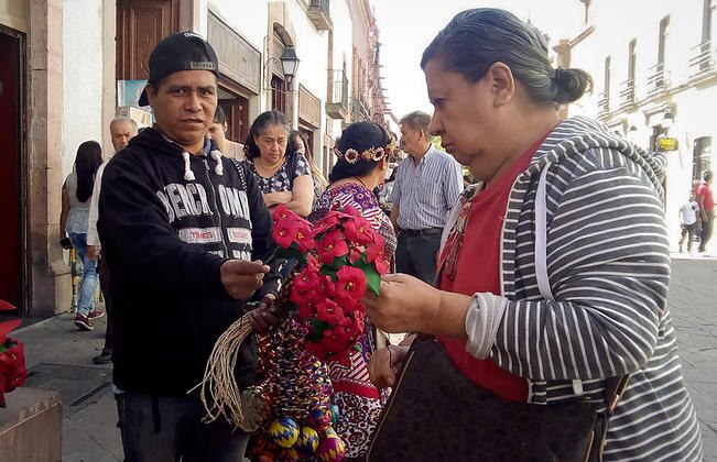 Cientos de comerciantes ofrecen sus artesanías en calles de la ciudad por la llegada de la época decembrina, donde los queretanos visitan algunas plazas para admirar los juegos de luces que fueron colocados en diferentes puntos del Centro Histórico.