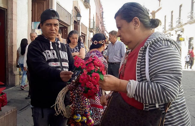 #NuestrasHistorias: Esferas, luces y coronas lucen en plazas y jardines