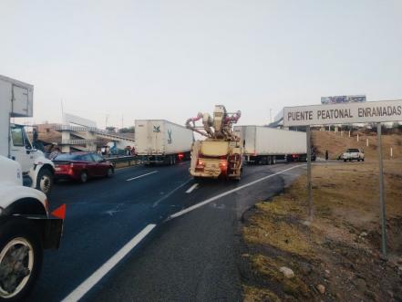 Colapsa puente peatonal en carretera 57; la circulación se encuentra bloqueada 