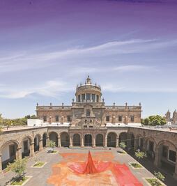 Pieza textil Sangre de mi sangre llega a Querétaro; busca visibilizar violencia de género
