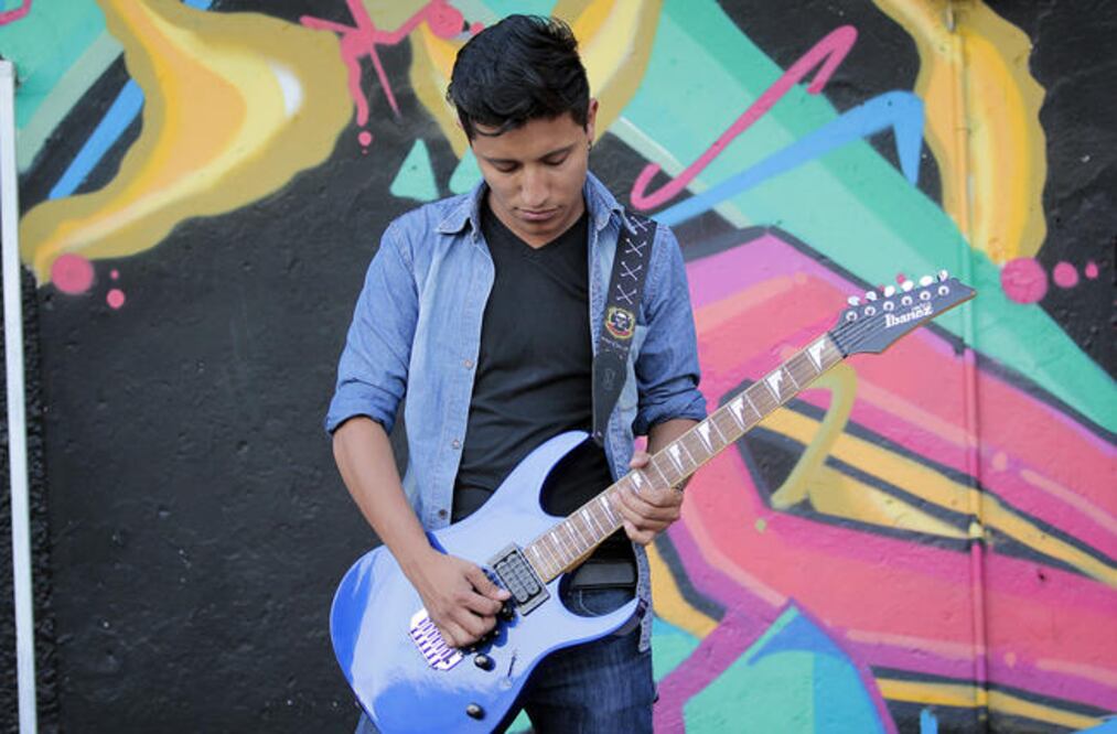 Denzel, quien es ingeniero en automatización, ha encontrado en la música una manera de transmitir su esencia y emociones. Actualmente se desempeña como coordinador de proyectos, guitarrista y vocalista (FOTOS: LUIS SÁNCHEZ. EL UNIVERSAL)