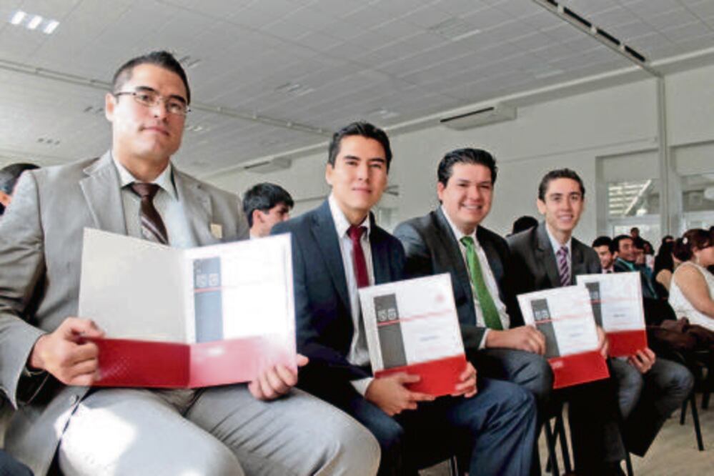 Celebran graduación en Facultad de Ingeniería