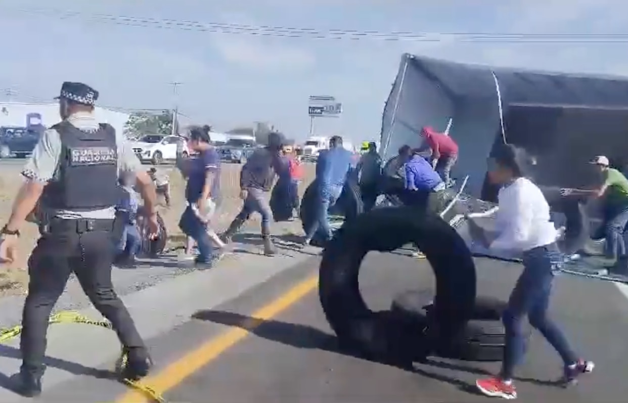 Reportan rapiña, tras la volcadura de un tráiler en la carretera 57
