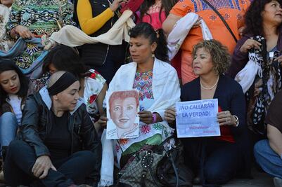 Toman de manera simbólica el Teatro de la República