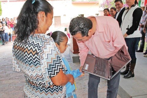 Dan a alumnos computadoras