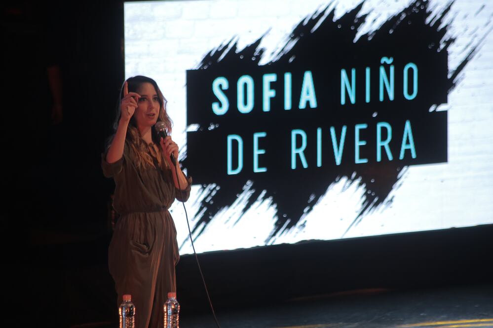 Sofía subió a una asistente al escenario y hasta grabó en su celular al público como recuerdo de su paso por Querétaro (FOTOS: GONZALO IBÁÑEZ. EL UNIVERSAL)