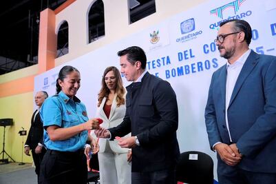Toman protesta a dirigentes de  bomberos