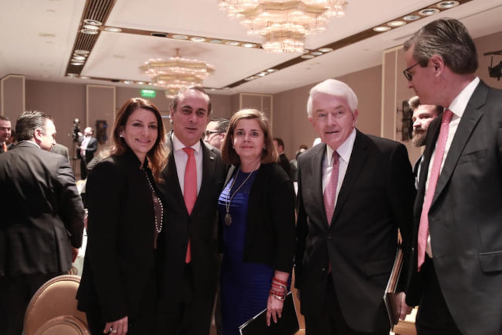 Juan Pablo Castañón, presidente del CCE (segundo de izq. a der.); Mónica Flores, presidenta de la AmCham, y Thomas Donohue, presidente de la US Chamber of Commerce (cuarto de izq. a der.), ayer en el encuentro empresarial. (ALEJANDRA LEYVA.EL UNIVERSAL)