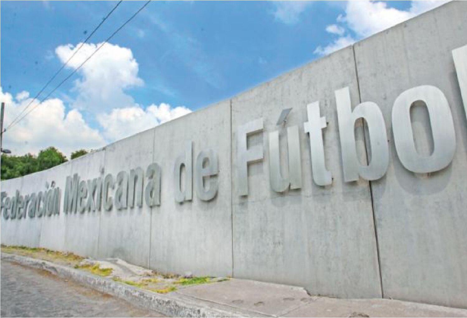 ¿Por qué en México futbol va sin acento?