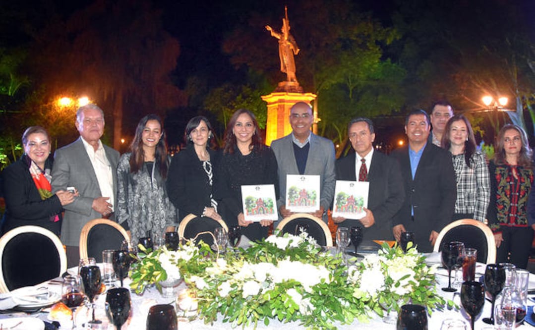 El presidente del Consejo Ciudadano de la Alameda Hidalgo, David Estrada, dijo que la primera parte del libro relata la historia, la segunda contiene anécdotas y en la última se detalla el proceso de la remodelación. (ESPECIAL)