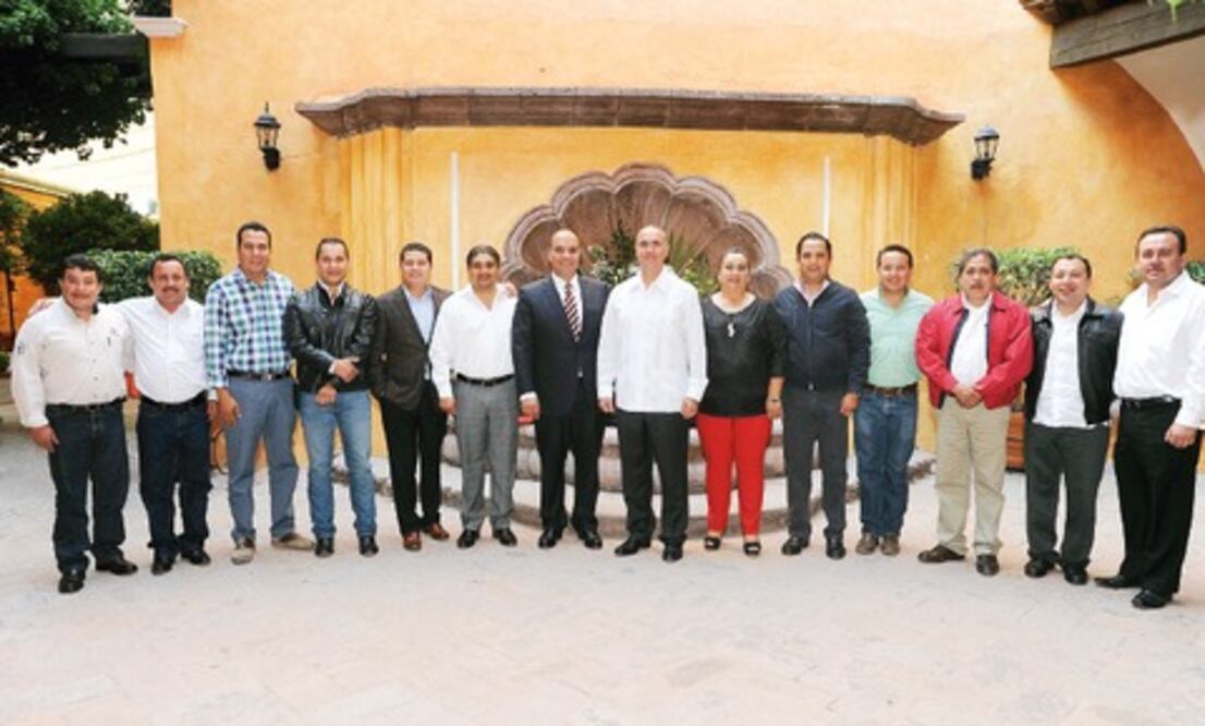 Se reúne José Calzada con alcaldes priístas