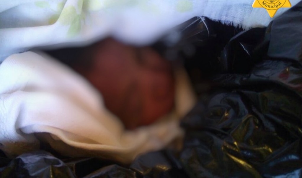 Policías rescatan a recién nacida en Carretas