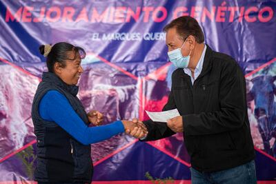 Entregan apoyos a productores pecuarios 