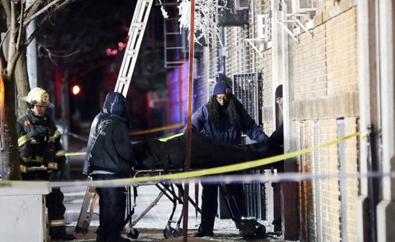 Niño que jugaba con horno podría haber causado incendio en Nueva York