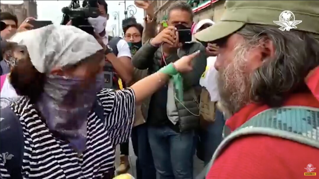 “Así no es la lucha”: Padre de víctima confronta a feminista por pintas en Palacio Nacional