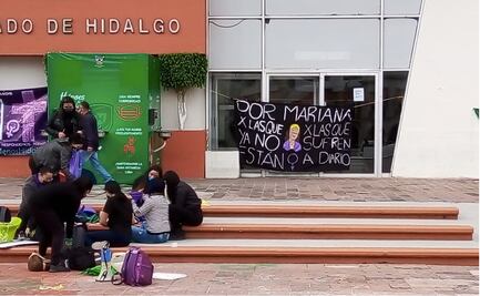 Feministas toman simbólicamente Palacio de Gobierno de Hidalgo