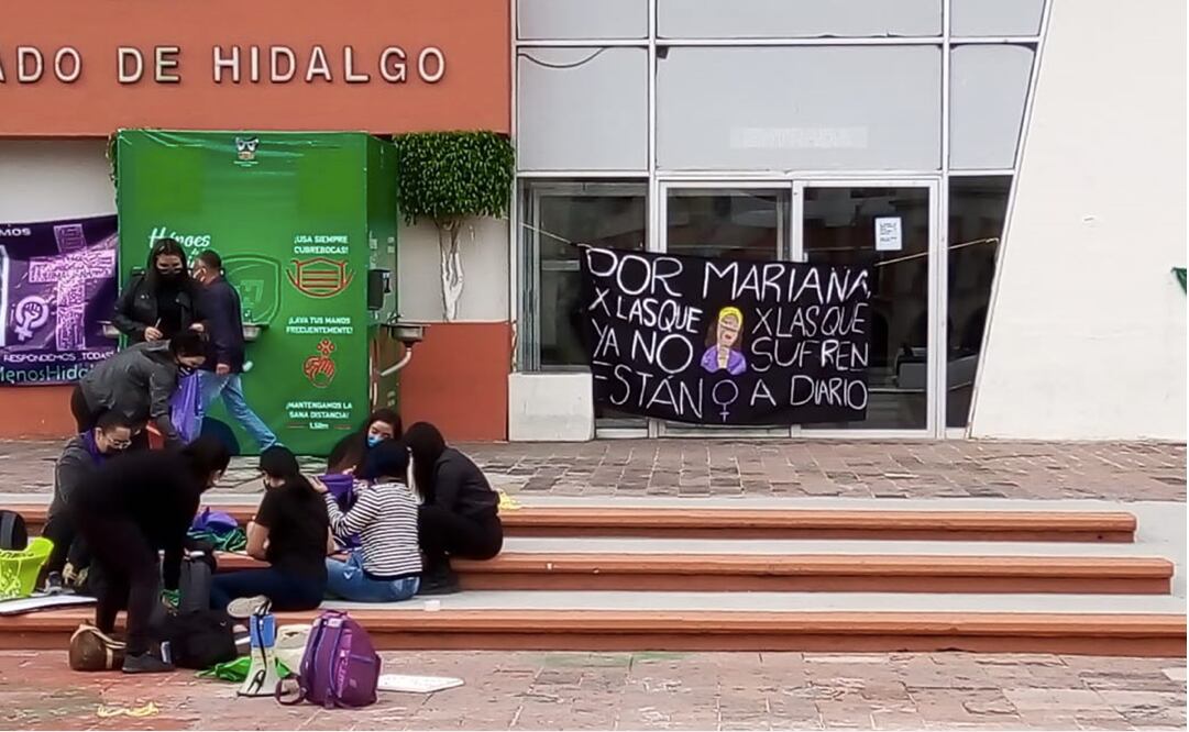 Feministas toman simbólicamente Palacio de Gobierno de Hidalgo