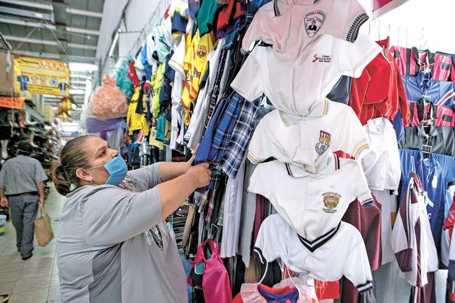 Agonizan. Uniformes se quedan colgados por el Coronavirus