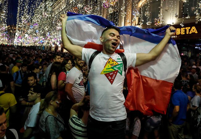 Transforman las calles en una fiesta mundialista