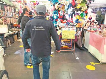 "Mientras los tianguis cierran antes, los supermercados registran saturación"