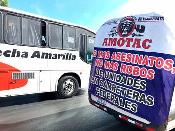 Para exigir más seguridad, transportistas se plantan en la autopista México-Querétaro