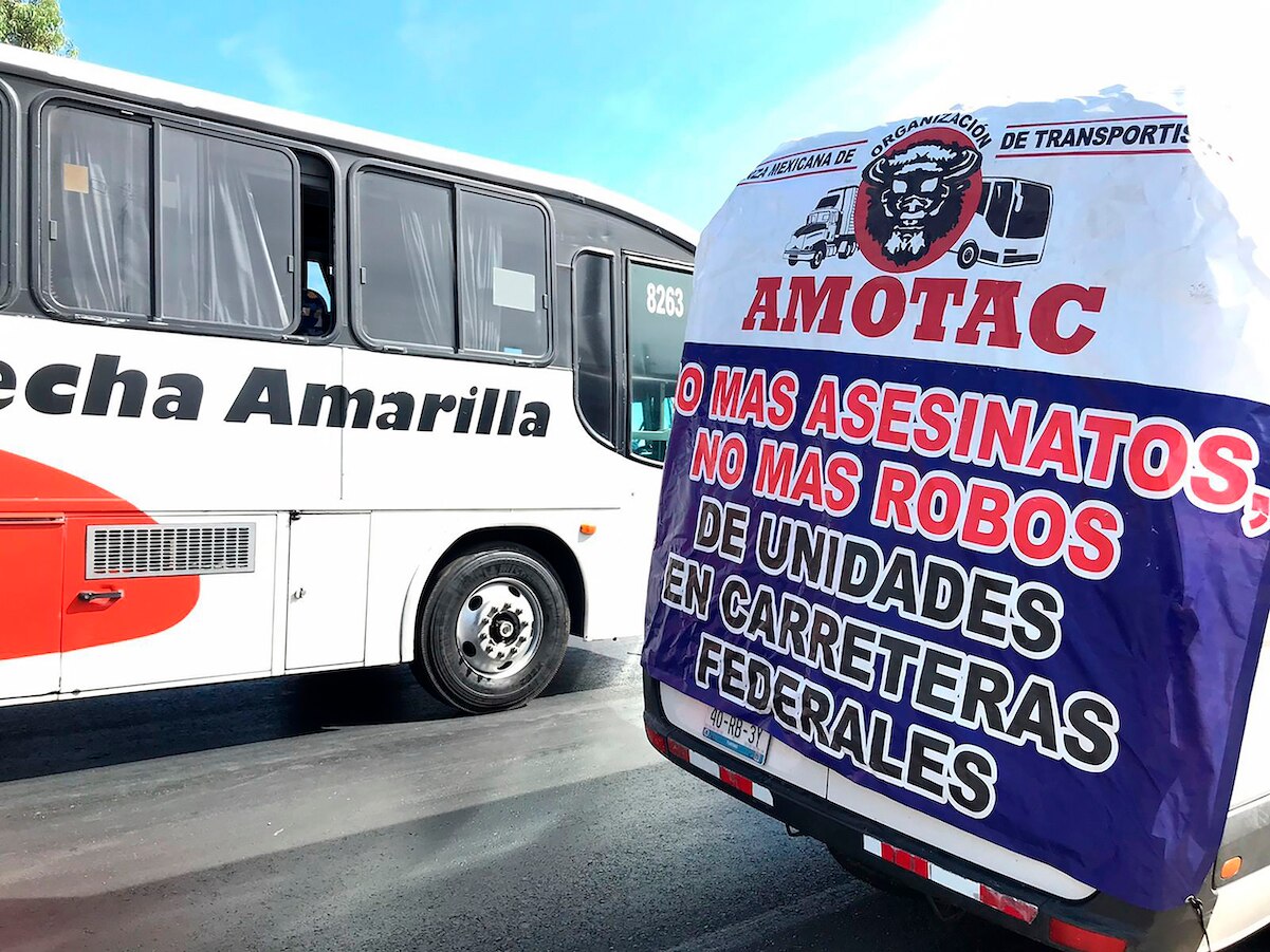 Para exigir más seguridad, transportistas se plantan en la autopista México-Querétaro