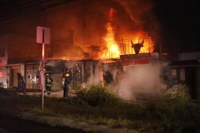 En Navidad, se incendia negocio de plásticos en Querétaro