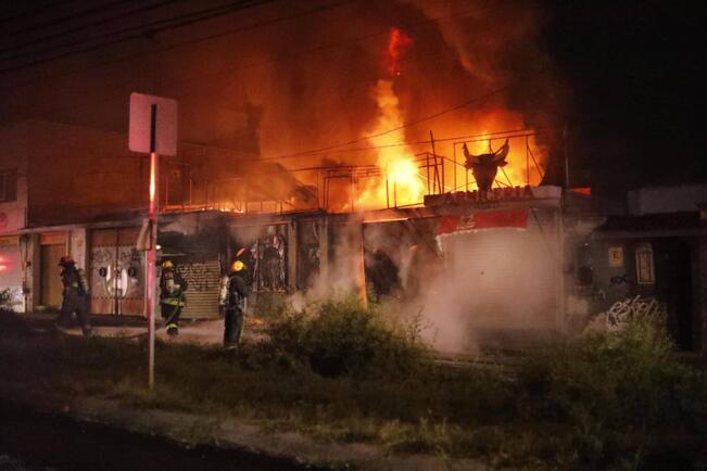 En Navidad, se incendia negocio de plásticos en Querétaro