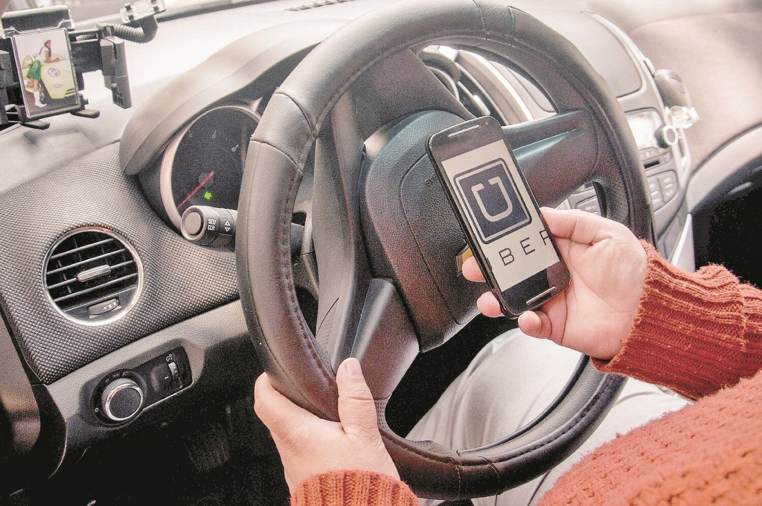 Uber obligado a regular servicio, reitera Gobierno